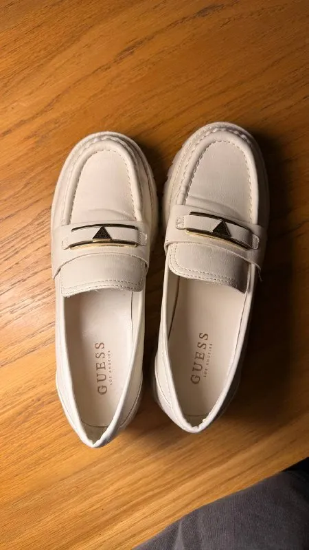 Белые лоферы Guess
