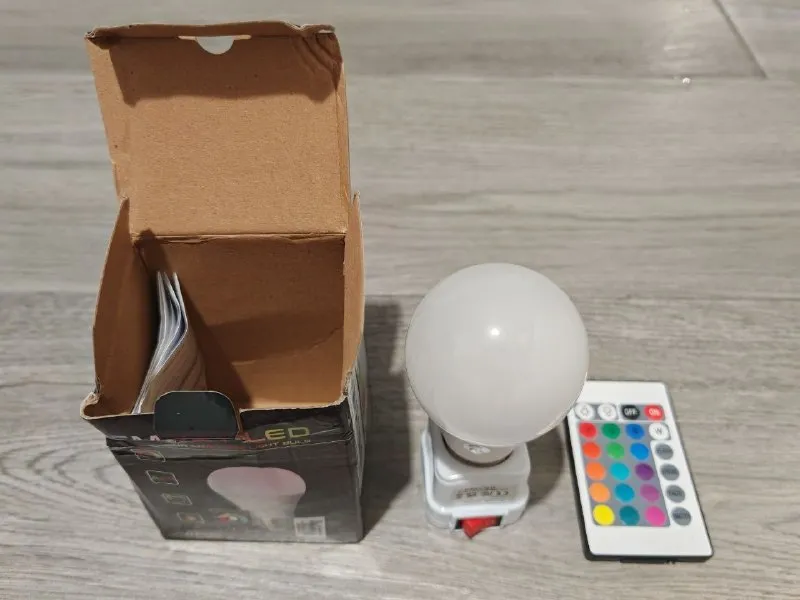 Умная разноцветная лампа E27 RGB