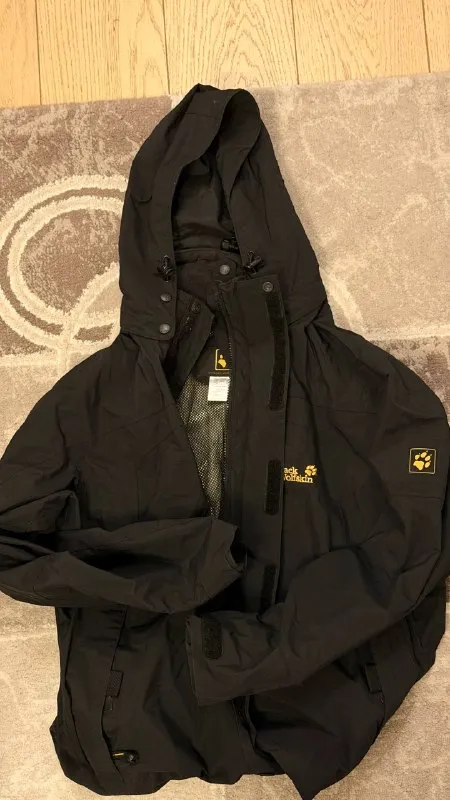Черная куртка Jack Wolfskin
