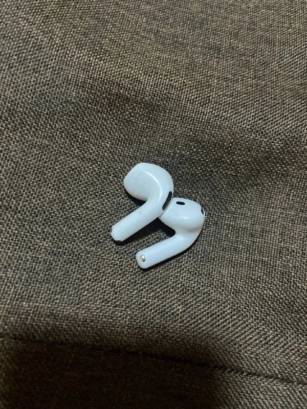 AirPods 4 без кейса