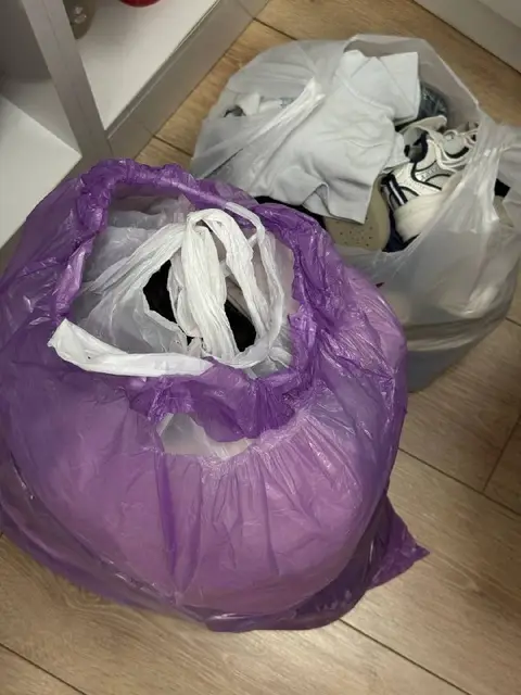 Две упаковки одежды для детей и женщин — Батуми