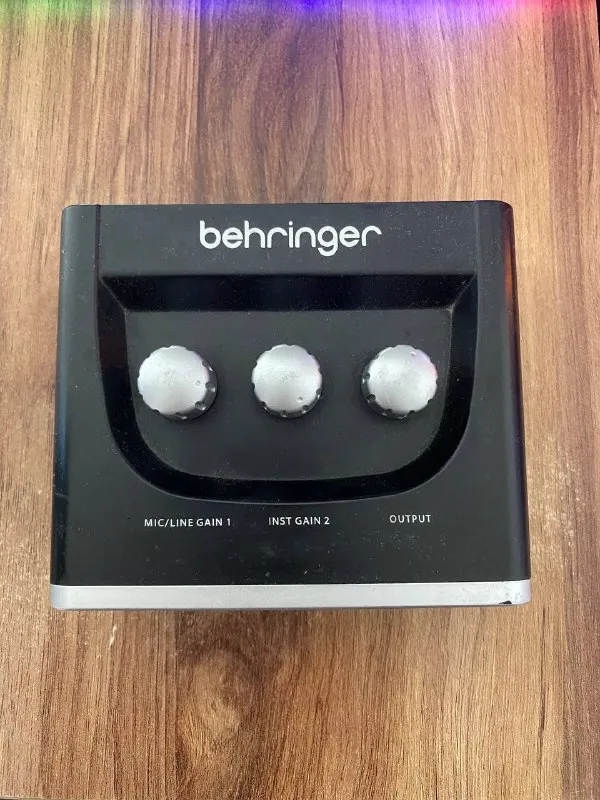 Звуковая карта Behringer um2