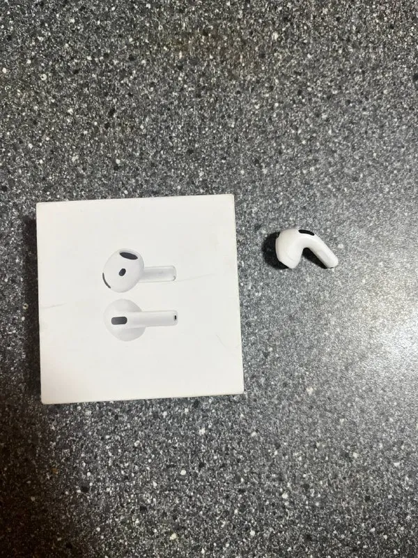 Левый наушник AirPods 4 без шумодава
