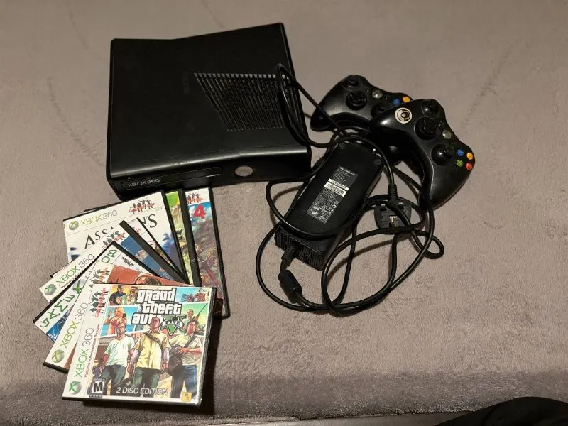 Xbox 360 Slim + 8 игр + 2 джойстика