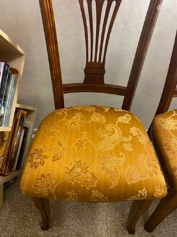 Комплект деревянных стульев