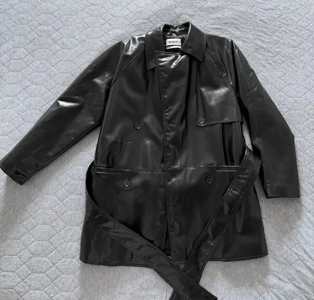 Чёрный виниловый тренч Weekday — Тбилиси — 50 ₾