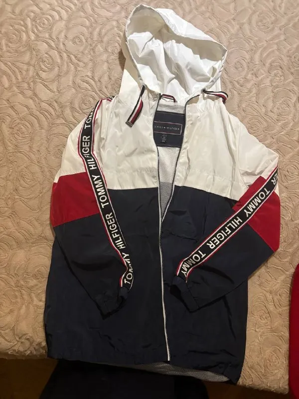 Демисезонные новые куртки Tommy