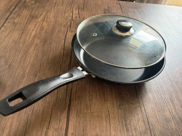 Сковородка 24 см — Батуми — 15 ₾