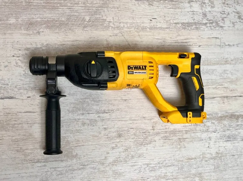 Перфоратор DeWalt DCH133
