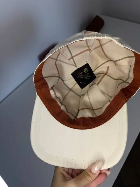Две кепки — Батуми — 60 ₾