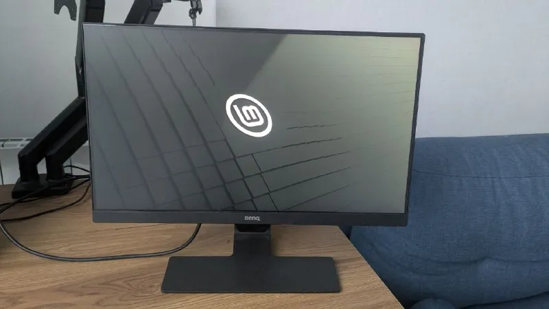 2 full HD монитора BenQ GW2280-T и AOC I2269VWM с кронштейном