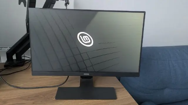 2 full HD монитора BenQ GW2280-T и AOC I2269VWM с кронштейном — Батуми — 450 ₾
