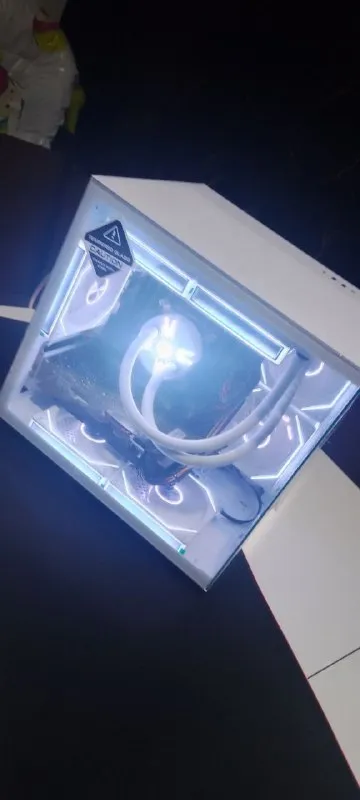 Системный блок с жидкостным охлаждением и RGB-подсветкой