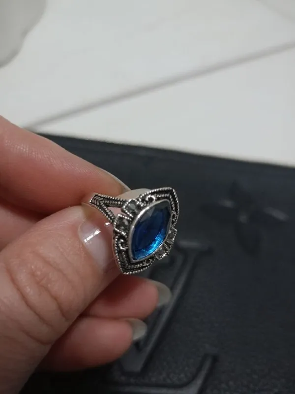 Серебряное кольцо с марказитами и синим камнем