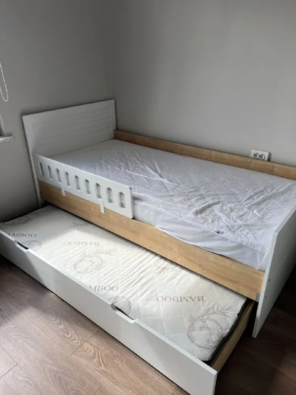 Кровать детская с выдвижной полкой