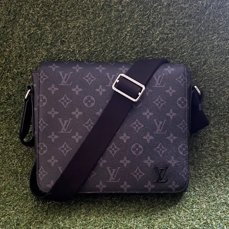 Сумка Louis Vuitton District PM Monogram