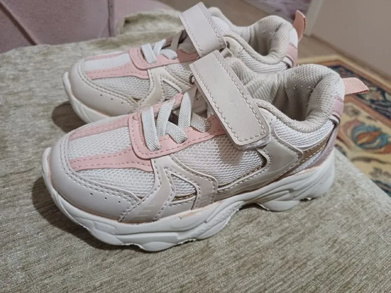 Кроссовки 28 р.