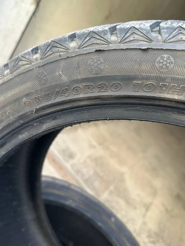 2025 255/40 R20