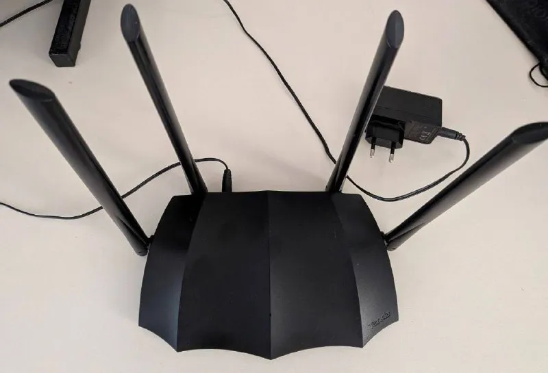 Wi-Fi маршрутизатор Tenda AC8