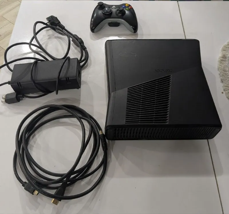 Xbox 360 с контроллером и играми
