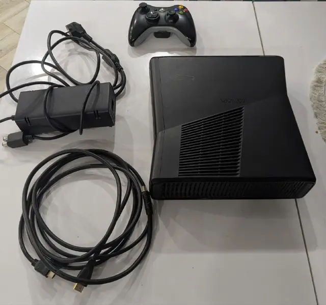 Xbox 360 с контроллером и играми — Тбилиси — 150 ₾
