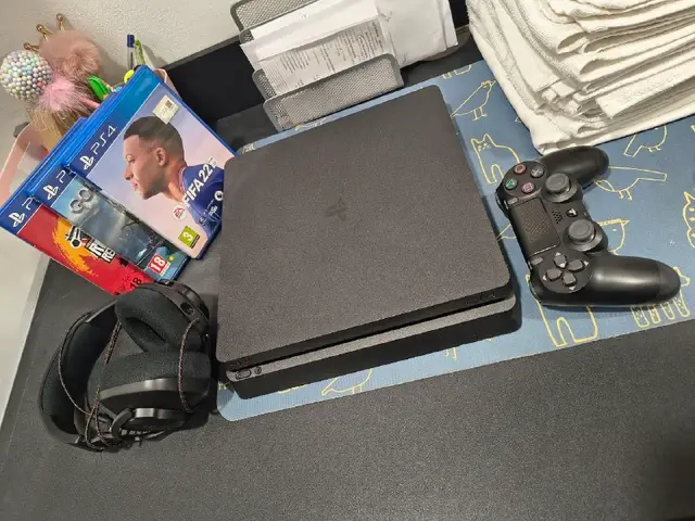 Playstation 4 slim 500gb Dualshock 4 original — Белград — 200 €