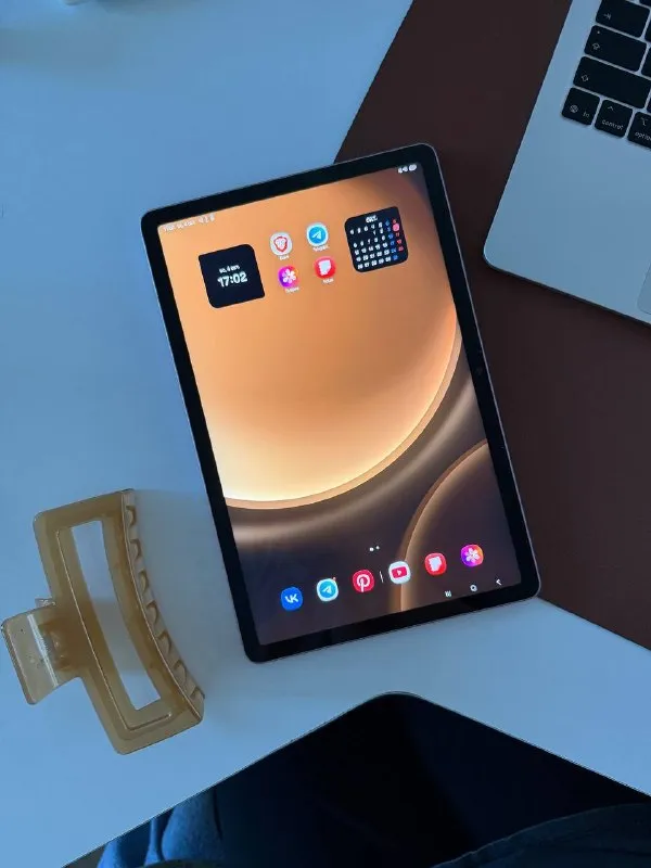 Планшет Samsung Tab S9 FE с чехлом и стилусом
