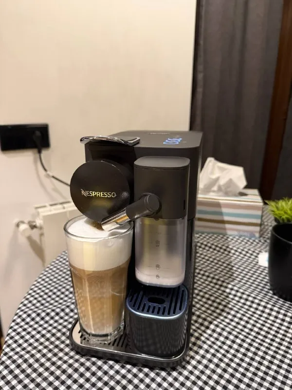 Капсульная кофемашина DeLonghi Lattissima One
