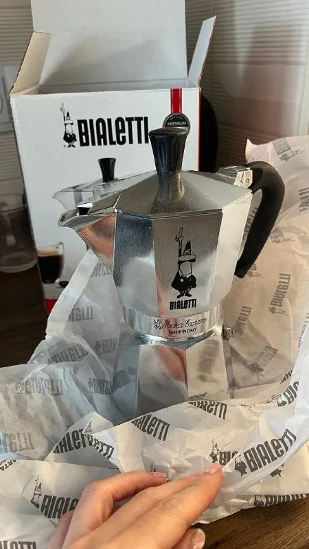 Новая гейзерная кофеварка итальянская Bialetti Moka Express 6 cup