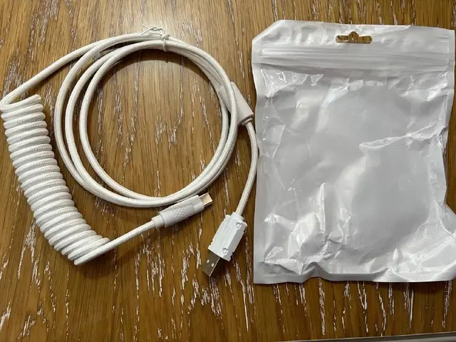 Абсолютно новый белый плетеный кабель с фильтром USB A — USB type c — Батуми — 10 ₾