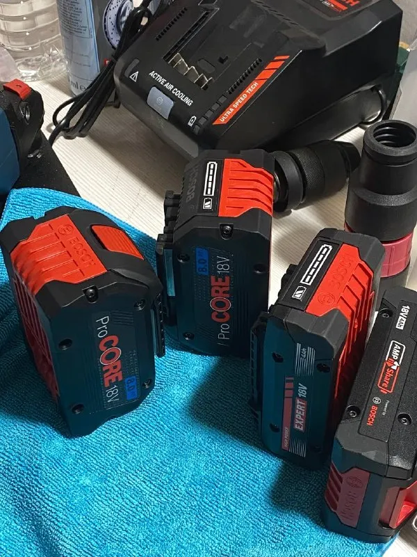 Комплектом 2 батарейки Bosch 8ah Pro core