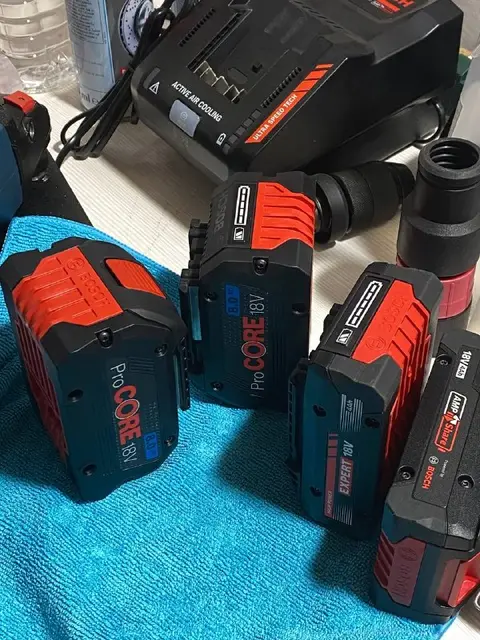 Комплектом 2 батарейки Bosch 8ah Pro core — Белград — 220 €