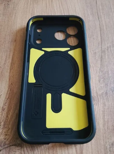 IPhone 17 pro max premium skınarma ve spigen armor kılıf ve orijinal şarj aleti — Стамбул — 1 000 ₺