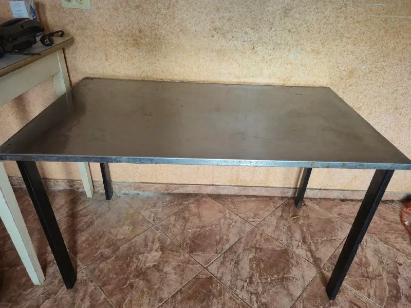 Железный столик