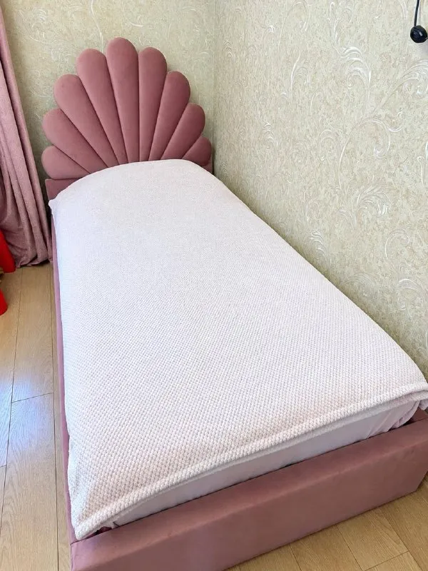 Кровать с матрасом