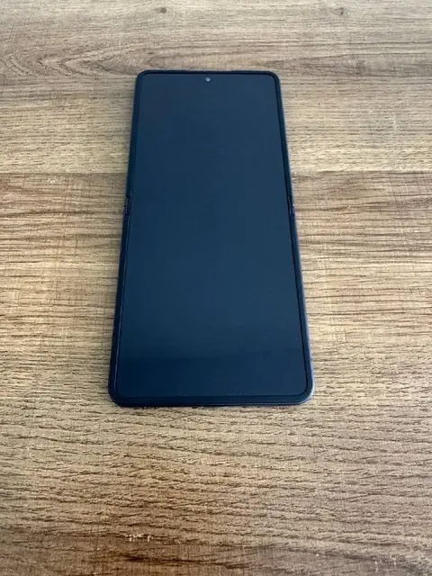 Samsung Z Flip 7 256GB Jetblack — Батуми — 1 900 ₾