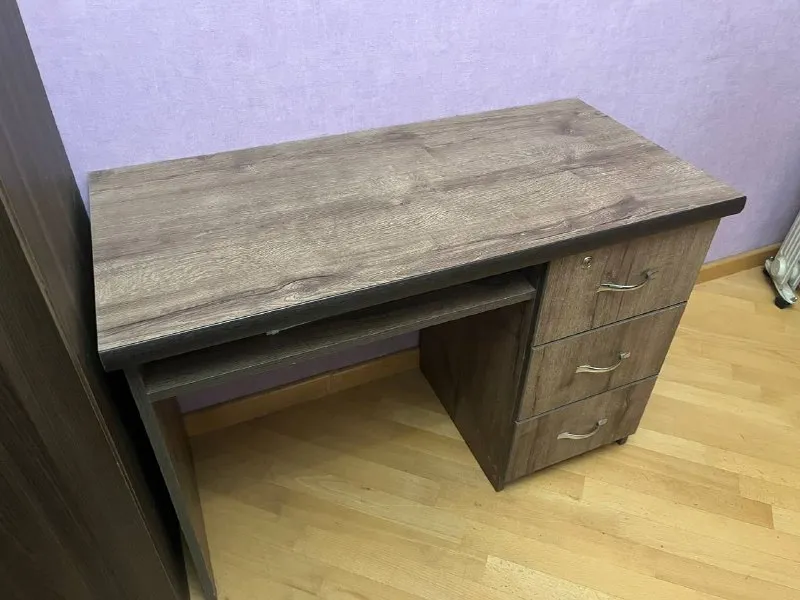 Письменный стол с 3 ящиками и одним под столом