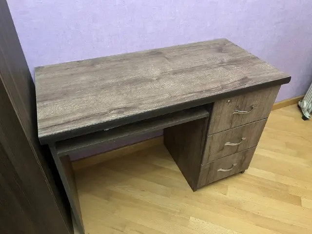 Письменный стол с 3 ящиками и одним под столом — Тбилиси — 250 ₾