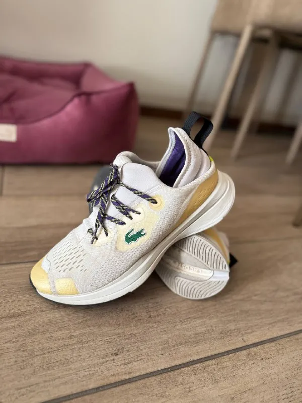 Легкие удобные кроссовки Lacoste
