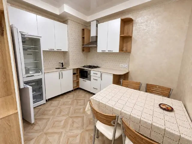 Трехкомнатную квартиру в центре — Батуми — 700 $