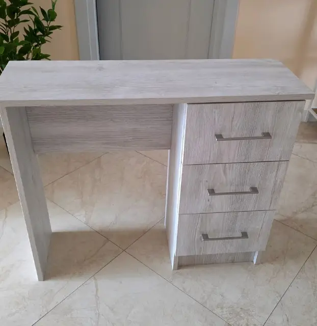 Столик с выдвижными ящиками — Батуми — 150 ₾