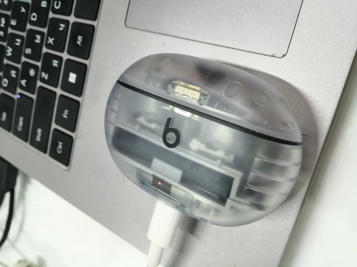 Beats Studio Buds+ в прозрачном корпусе