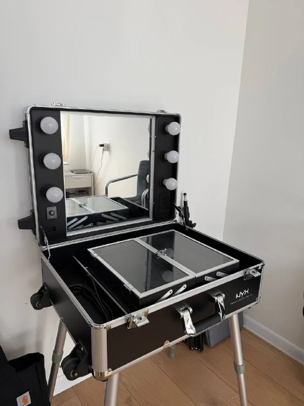 Профессиональный кейс для визажиста NYX Professional Makeup X-Large Makeup Train Case with Lights