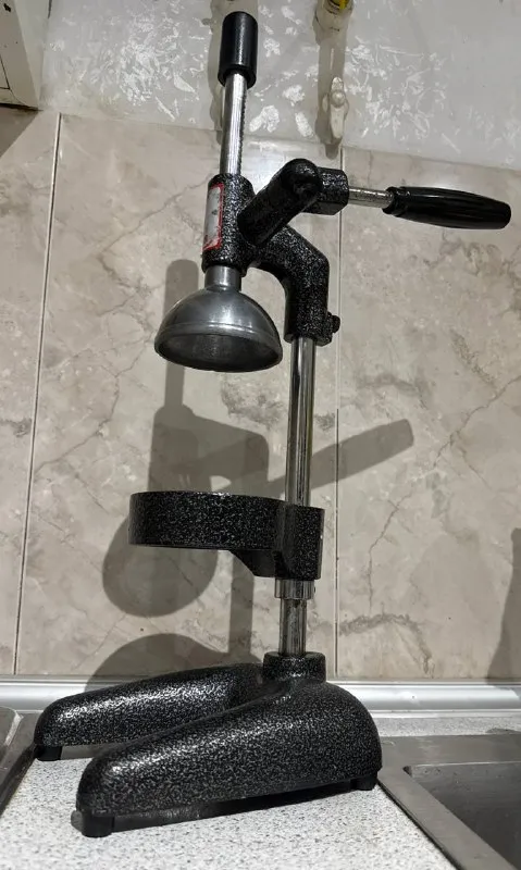 Hand juicer