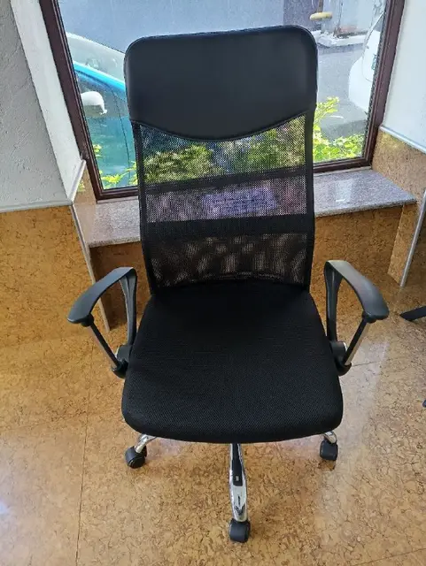 Новое поворотное кресло из кожи с подставкой для ног — Batumi — 540 ₾