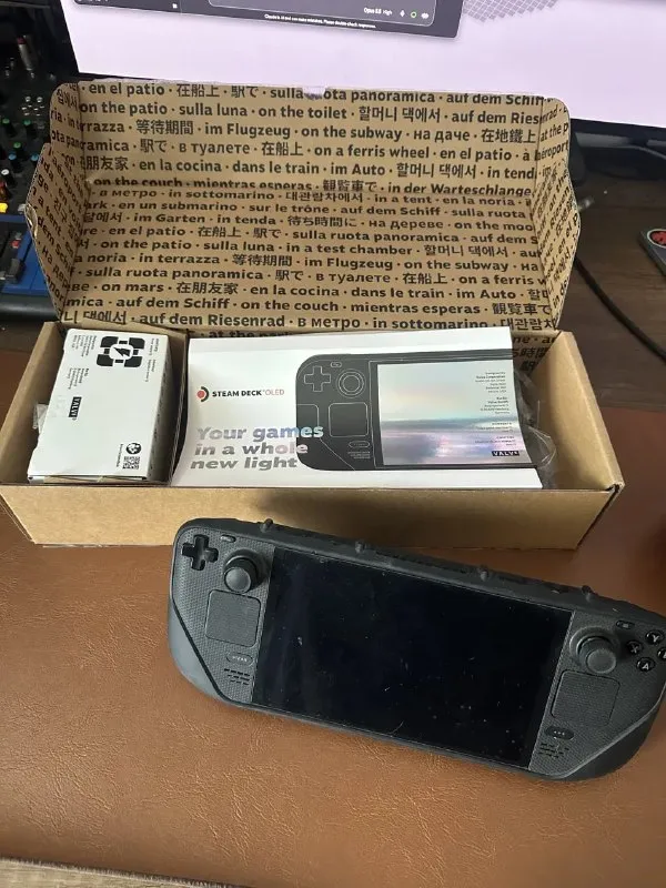Steam Deck OLED 512GB + полный комплект dbrand + док-станция Baseus