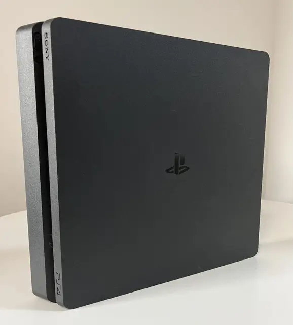 PS4 Slim + 2 джойстика + диск Horizon Zero Dawn — Белград — 12 000 дин