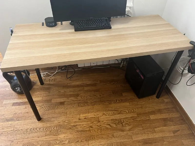 Стол IKEA LAGKAPTEN/ADILS 140×60 + подвесная полка под тройник и держатель для наушников