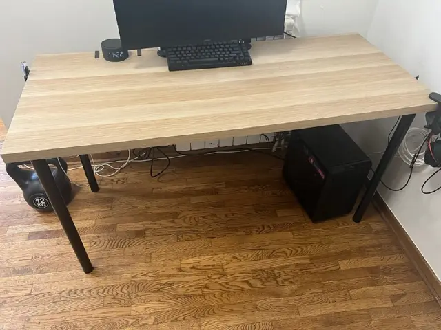 Стол IKEA LAGKAPTEN/ADILS 140×60 + подвесная полка под тройник и держатель для наушников — Белград — 3 000 дин