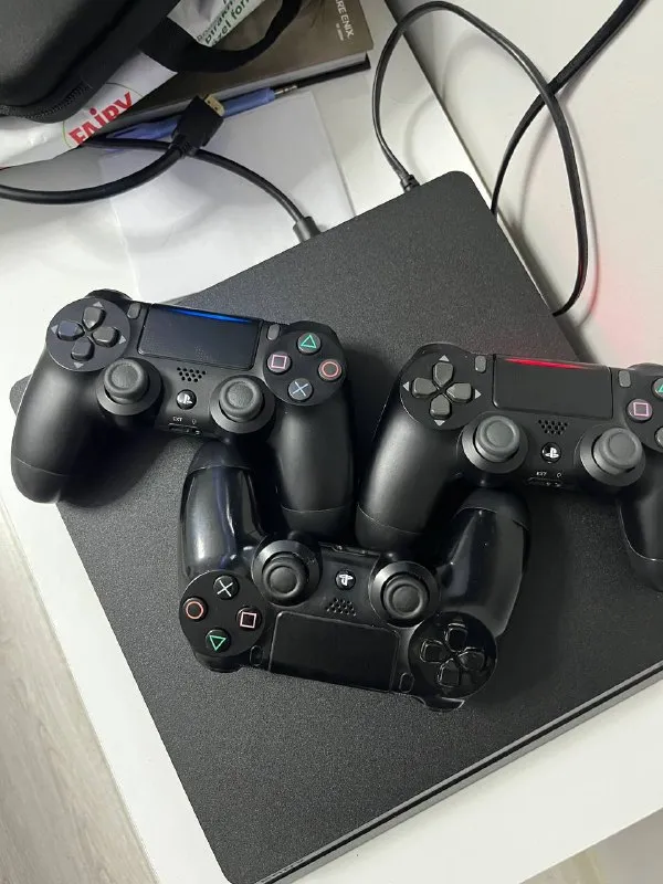 PS4 Slim 1TB + 3 геймпада